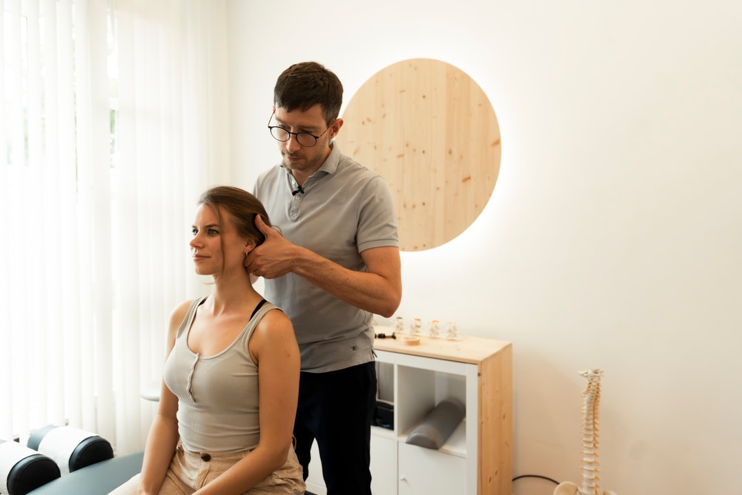 Behandlung am Nacken im Sitzen