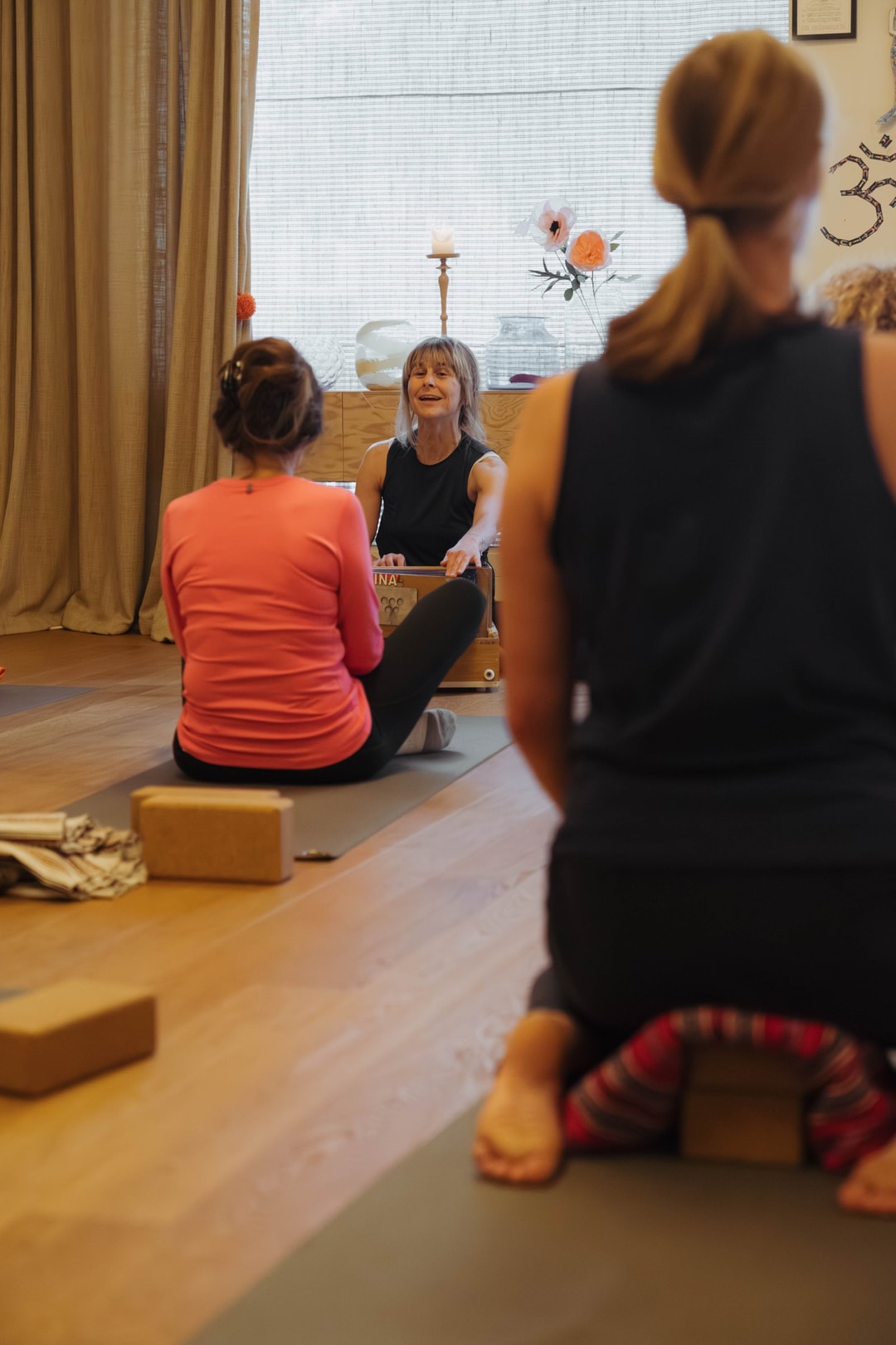 Yoga-Gruppe in der Amano Lounge