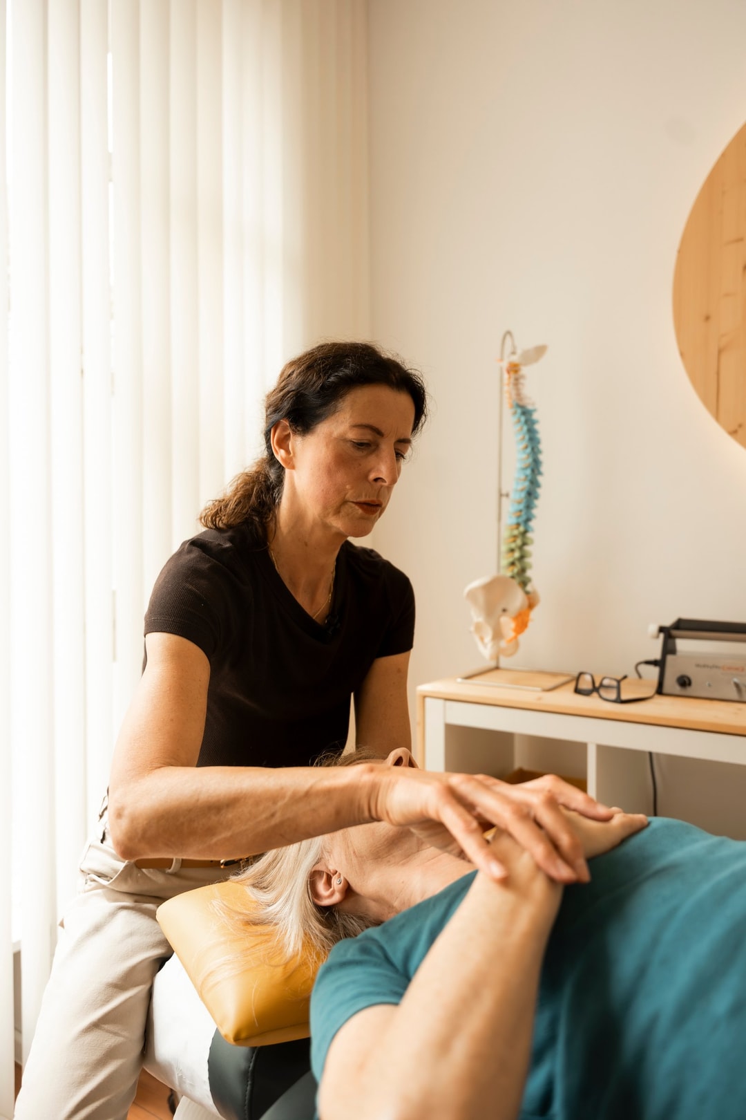Osteopathin behandelt sanft am Kopf